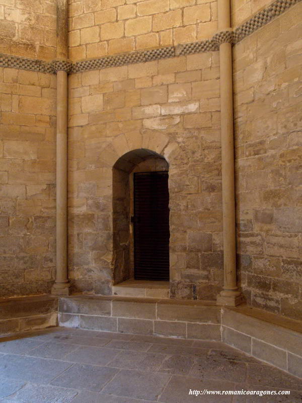 PUERTA INTERIOR DE ACCESO A LA ESCALERA-TORRE